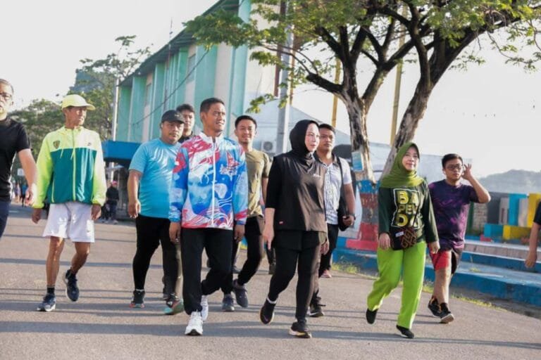 Pjs. Bupati Habibi Azis dan Ketua TP PKK Sambangi Lapak UMKM hingga Senam Bersama Warga