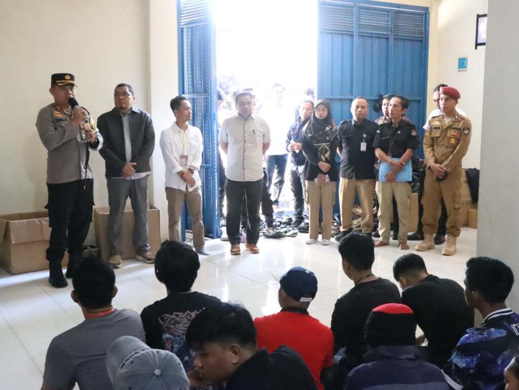 Kapolres Majene Pastikan Keamanan dan Kesiapan Surat Suara, Tinjau Langsung Penyortiran di Gudang Logistik KPU