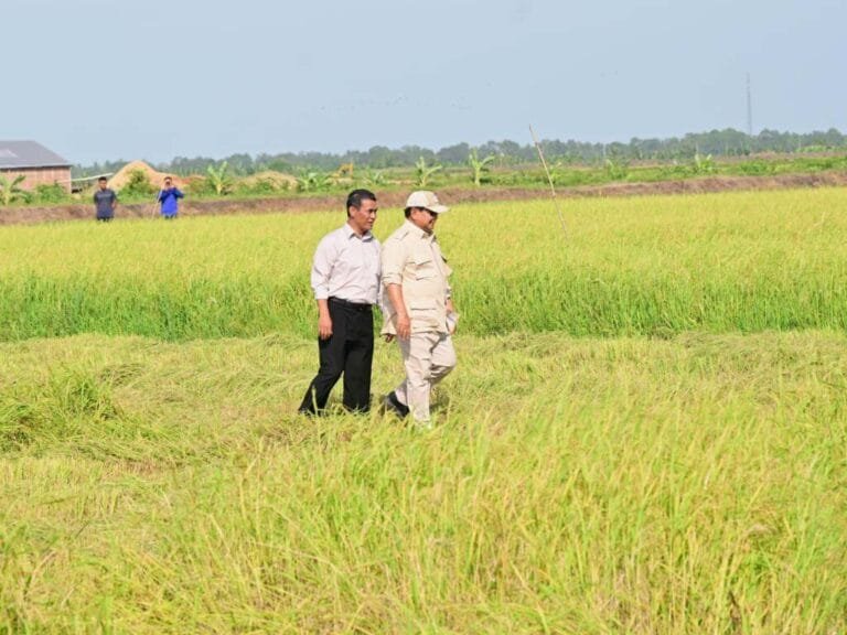 Foto Presiden Prabowo dan Menteri Pertanian Amran Sulaiman