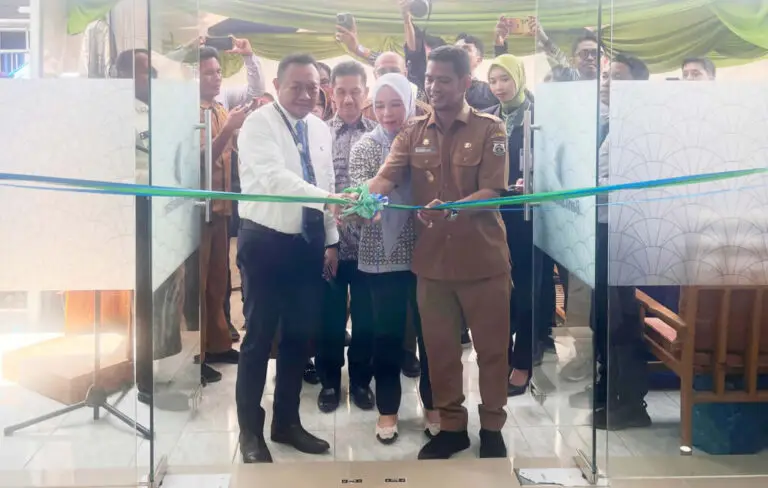 Peresmian kantor baru ini ditandai dengan pemotongan pita oleh H. Habibi Azis, dengan PT. Bank Sulselbar