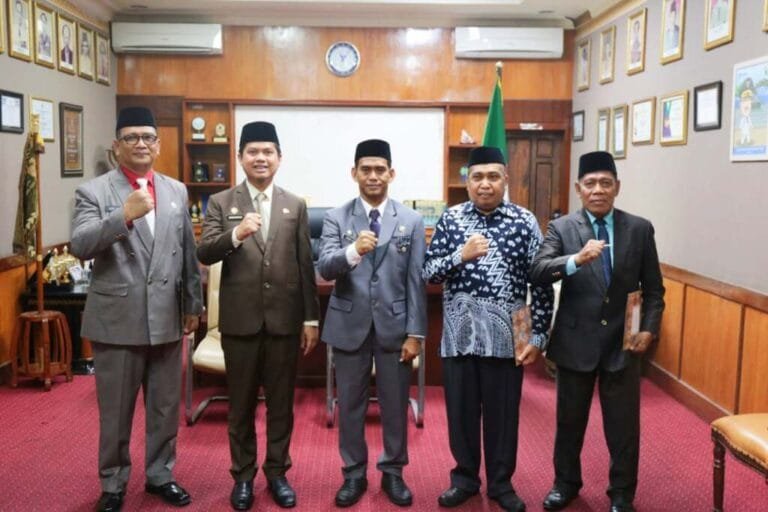 Pjs. Bupati Majene Bersama Sekda Serahkan SK Plt Kepala Dinas untuk Dorong Peningkatan Disiplin dan Pelayanan