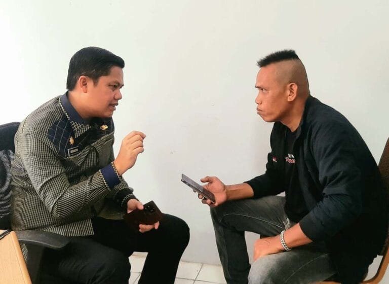 Foto wawancara Sekda Majene dengan redaktur Menitsulbar