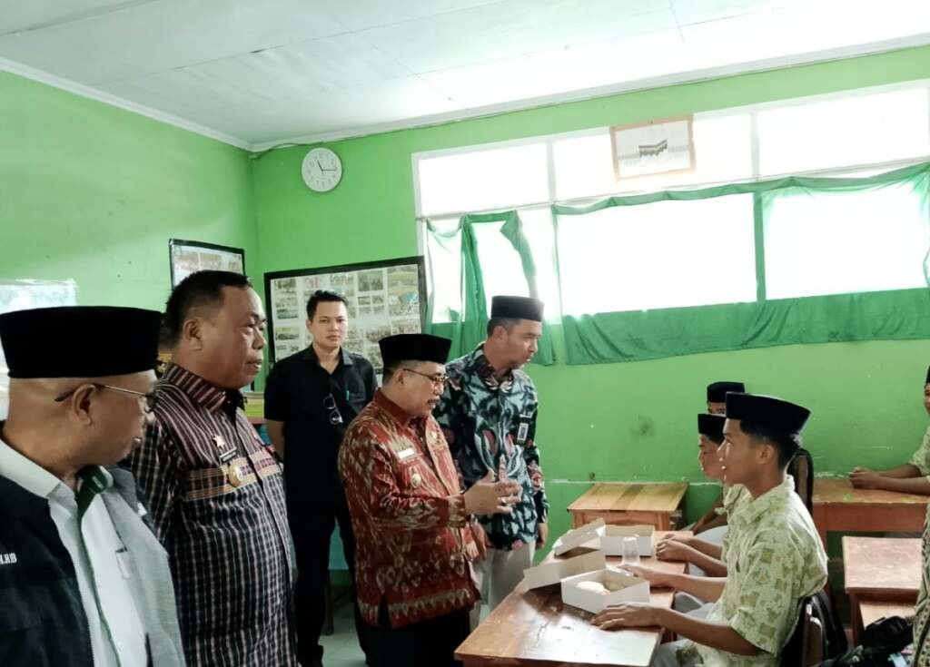 Bupati Majene Hadiri Acara Makan Bergizi Gratis dan Penyerahan Sembako dalam Rangka HUT BAZNAS ke-24