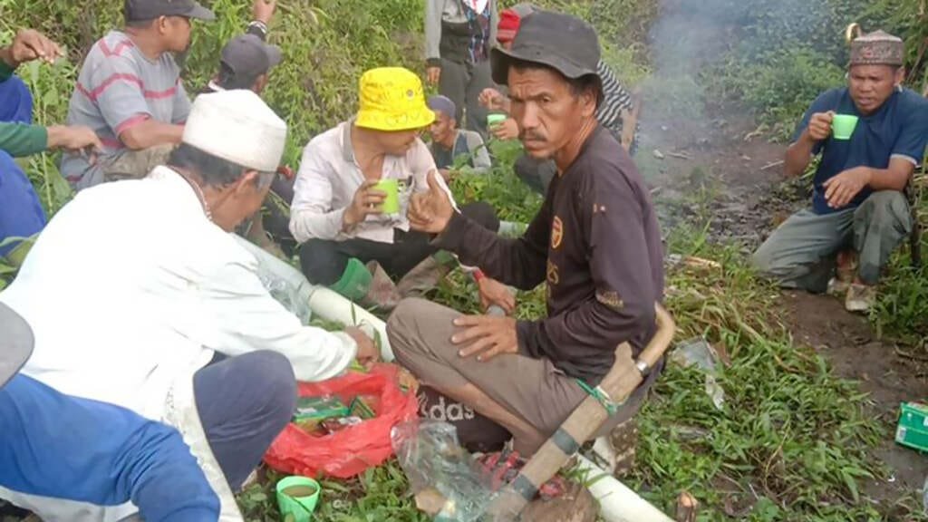 Pj. Kepala Desa Ulumanda Bersama Warga Perbaiki Pipa Air Bersih Pascabencana