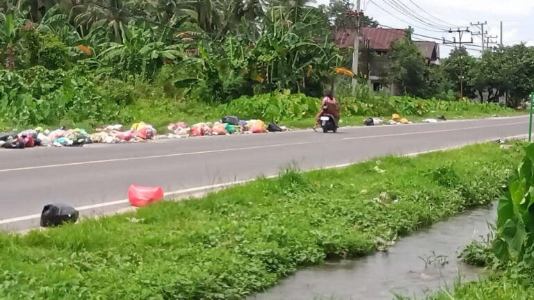 Tampak Pembuangan sampah sembarangan di sepanjang jalan poros desa Patambanua Kec. Matakali Polman