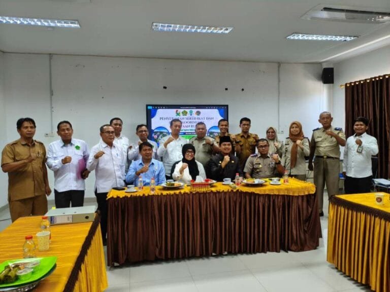 BPN Majene Serahkan Sertifikat Tanah untuk Kemenag, Dilanjutkan Rapat Forum Penataan Ruang