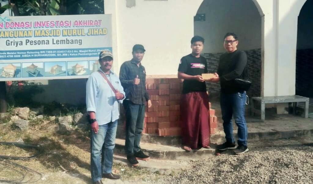 Ketua IJS Majene Serahkan 1.000 Batu Merah untuk Pembangunan Masjid Nurul Jihad Majene