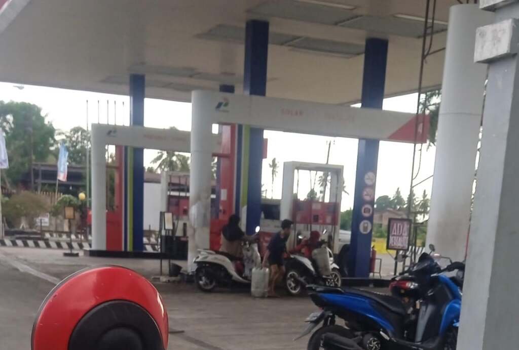 Mafia BBM Diduga Bebas Beroperasi di SPBU Sarampu, Penegak Hukum Diminta Bertindak Tegas!