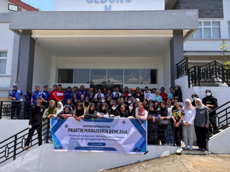 Mahasiswa Prodi DIII Keperawatan Polkes Mamuju Gelar Simulasi Tanggap Bencana, Libatkan Basarnas, PSC 119, dan Damkar