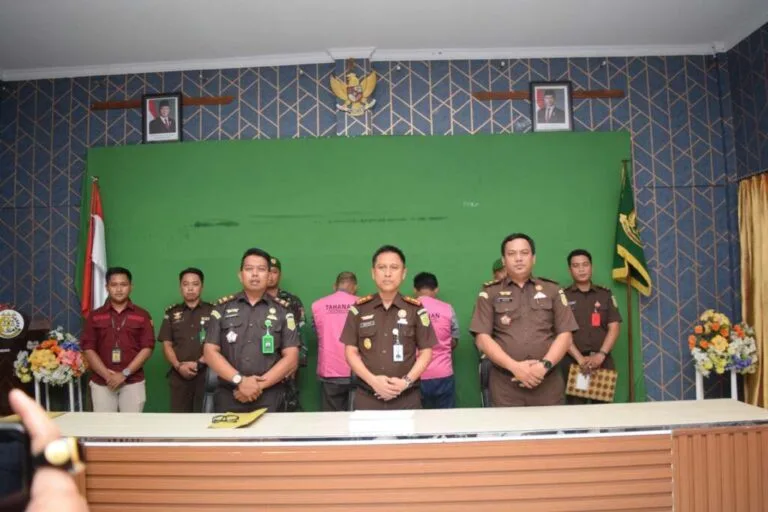 Kejari Majene Tahan Dua Tersangka Kasus Dugaan Korupsi Pengadaan Kapal Penangkap Ikan Tahun 2022