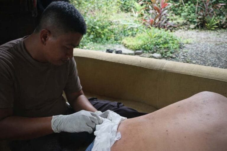 Aksi Kemanusiaan Brigpol Askar, Dampingi Pasien Diabetes Basah Hingga Kondisi Berangsur Membaik