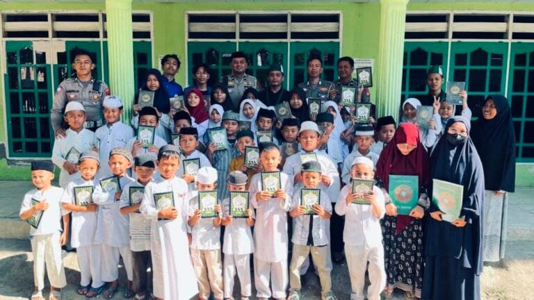 Sinergi Polri dan Mahasiswa, Program Jumat Berkah Hadirkan Bantuan Al-Qur’an bagi Santri TPQ di Majene