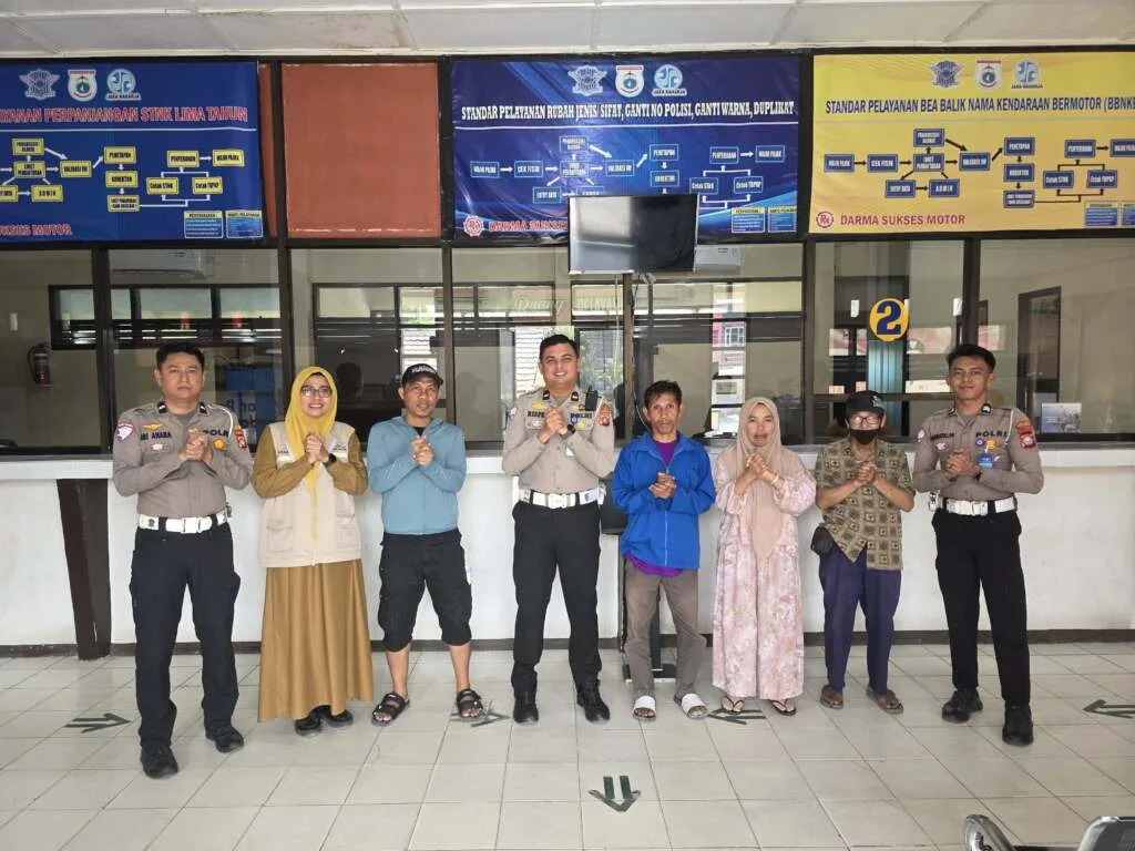 Apresiasi Wajib Pajak Tertib, Satlantas Polres Majene Bagikan Souvenir di Samsat